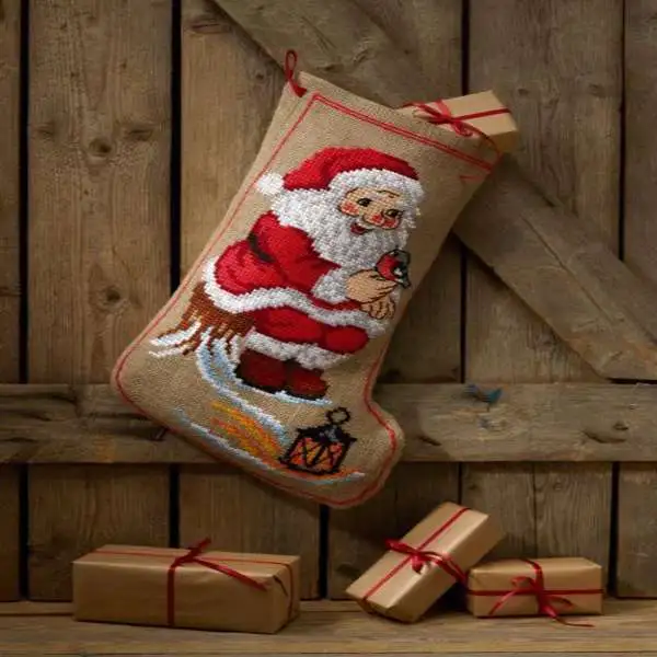 Stickpackung Weihnachtsstrumpf Weihnachtsmann auf Baumstumpf