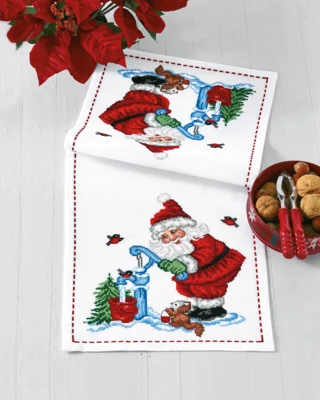 Stickset Weihnachtswichtel an der Wasserpumpe 27 x 64 cm